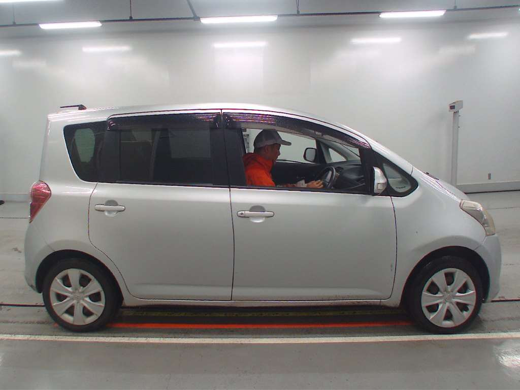 2010 Toyota Ractis SCP100[2]