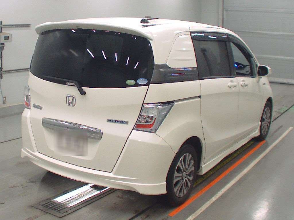 2011 Honda Freed spike hybrid GP3[1]