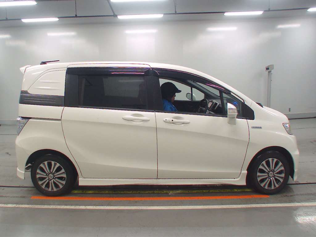 2011 Honda Freed spike hybrid GP3[2]