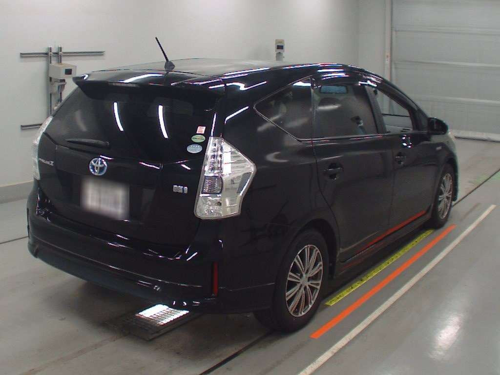 2014 Toyota Prius alpha ZVW40W[1]