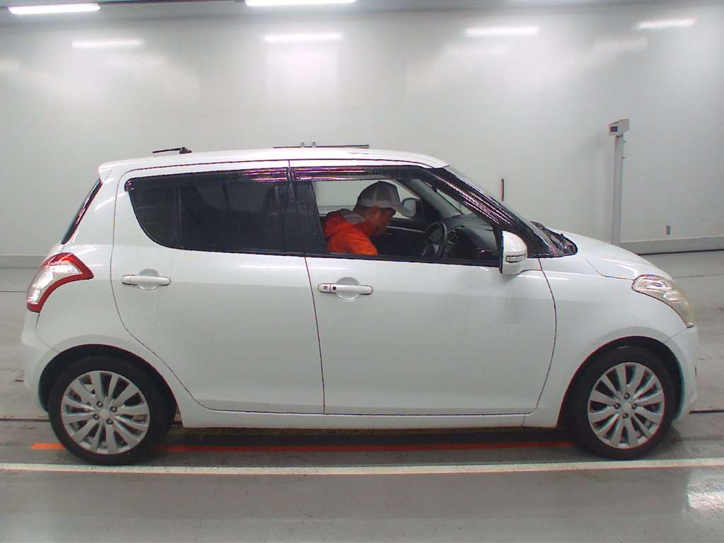 2011 Suzuki Swift ZC72S[2]