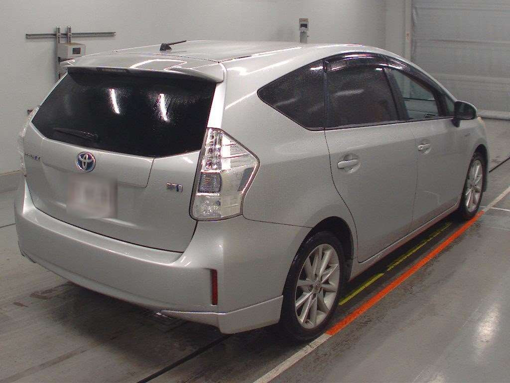 2011 Toyota Prius alpha ZVW41W[1]