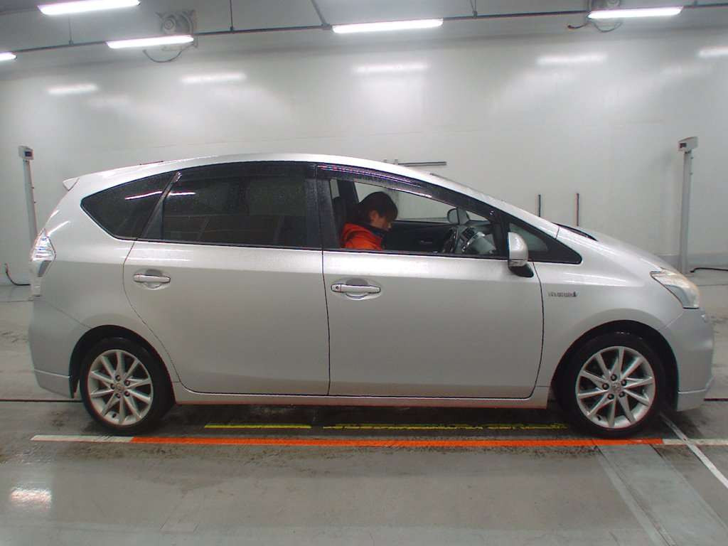 2011 Toyota Prius alpha ZVW41W[2]