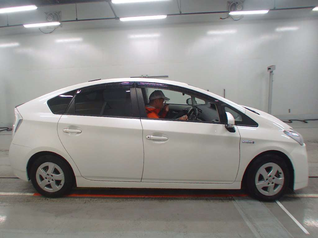 2010 Toyota Prius ZVW30[2]