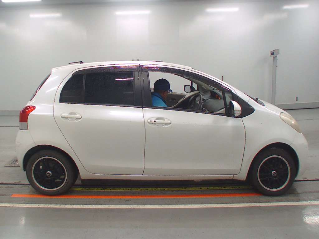 2008 Toyota Vitz SCP90[2]