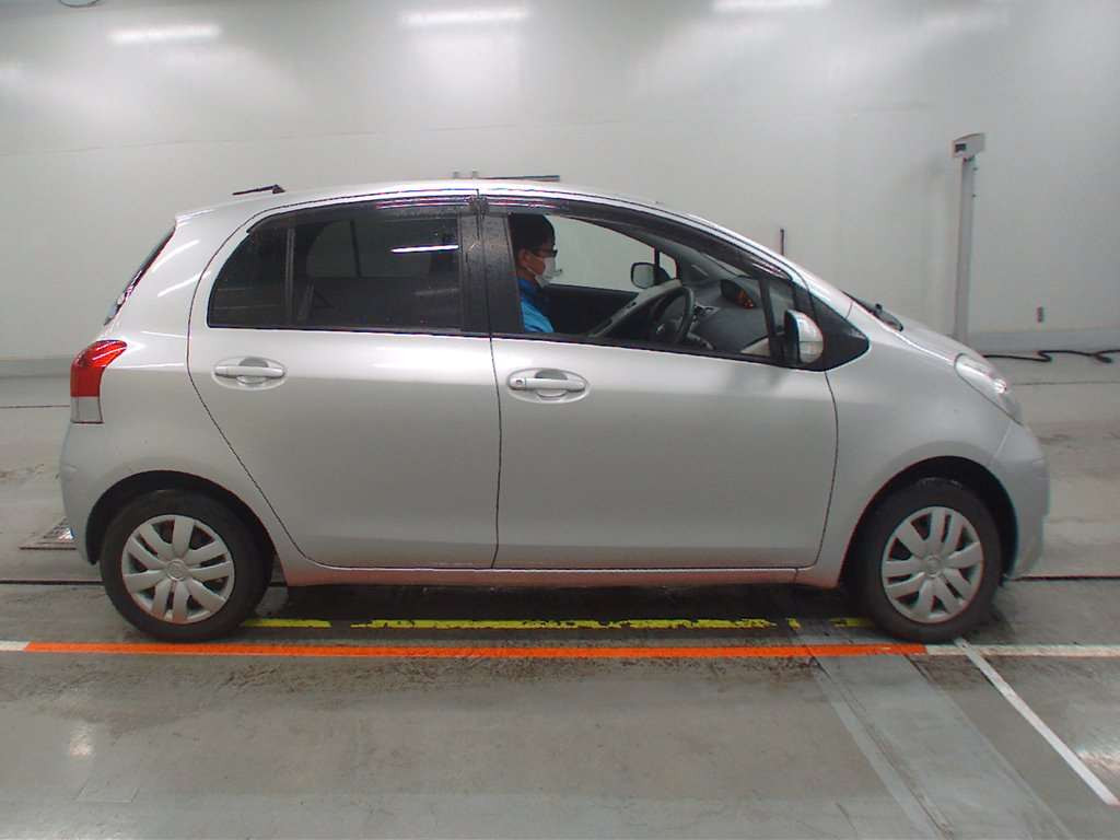 2010 Toyota Vitz KSP90[2]