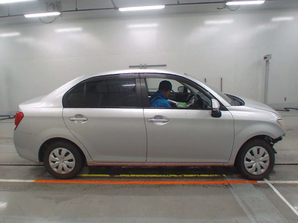 2013 Toyota Corolla Axio NRE160[2]