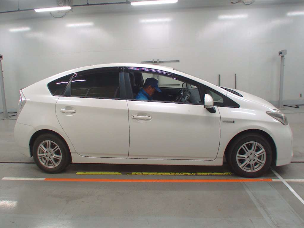 2014 Toyota Prius ZVW30[2]