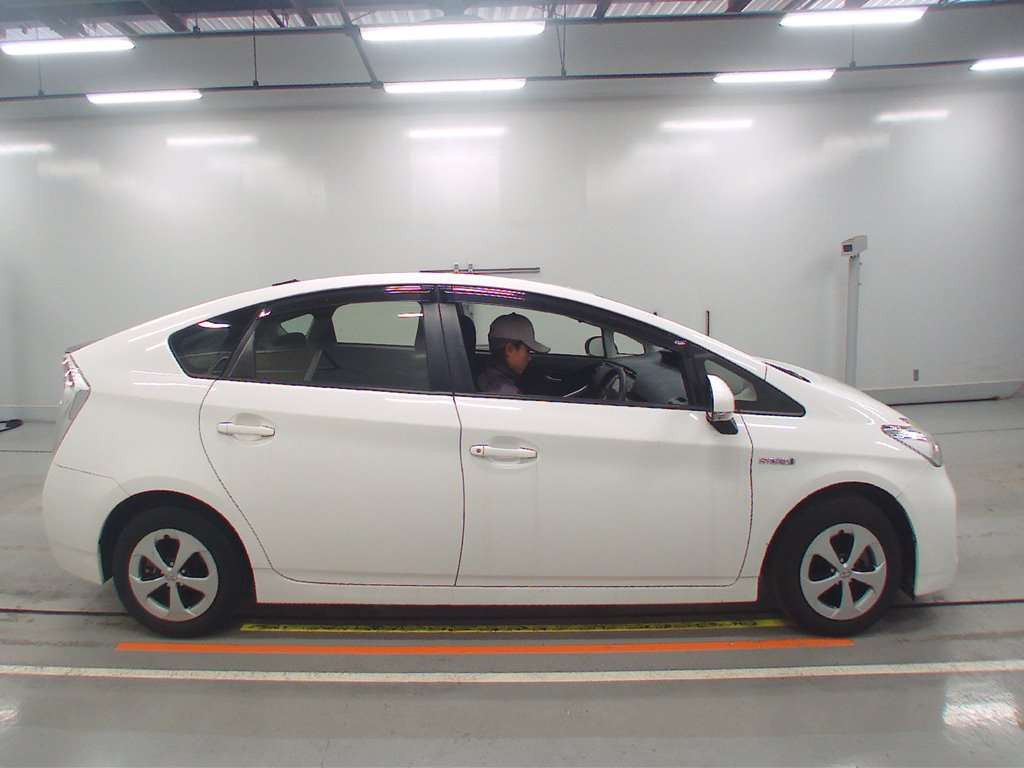 2015 Toyota Prius ZVW30[2]