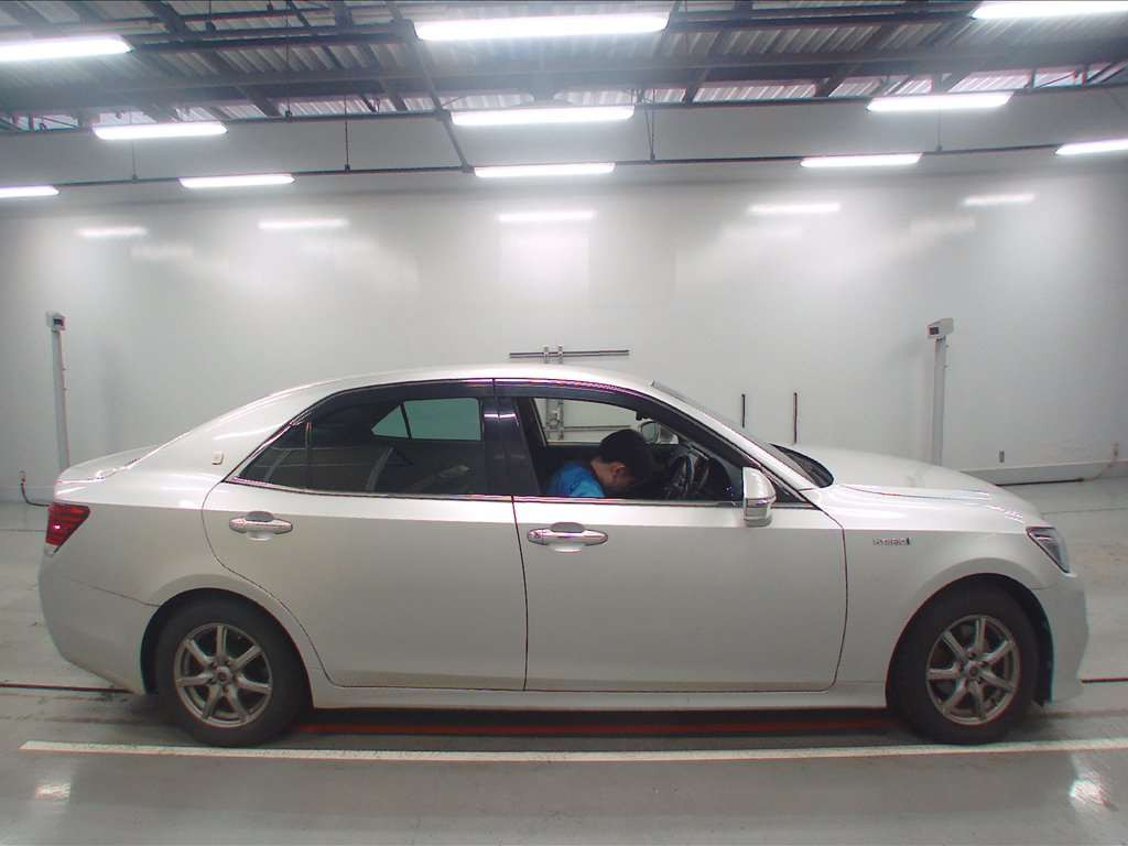 2015 Toyota Crown Hybrid AWS210[2]