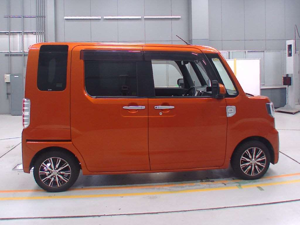 2015 Daihatsu Wake LA700S[2]