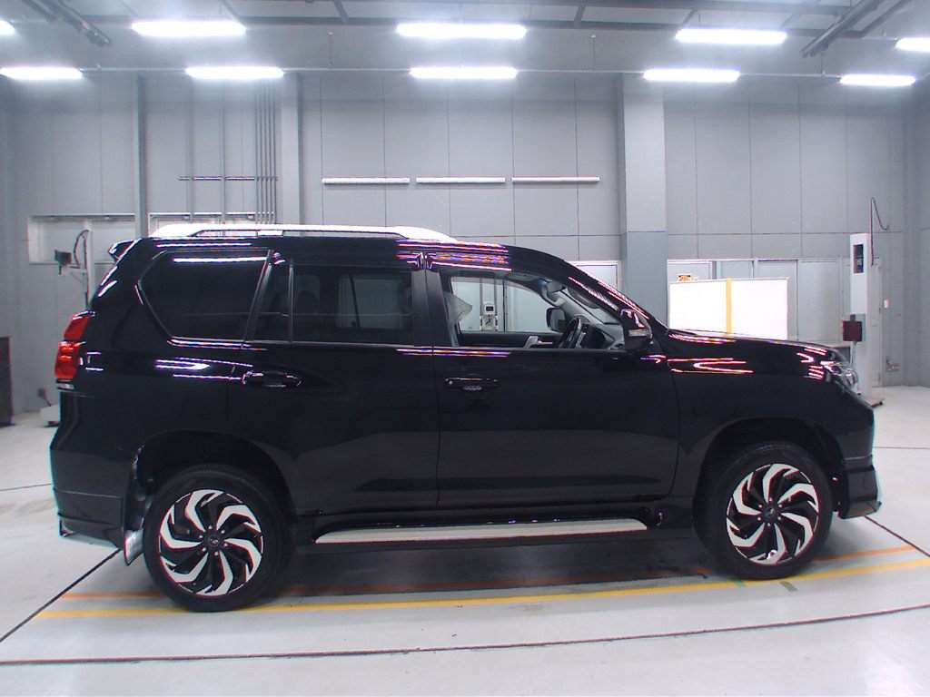 2021 Toyota Land Cruiser Prado TRJ150W[2]