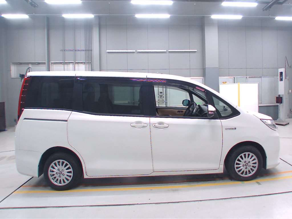 2014 Toyota Noah ZWR80G[2]