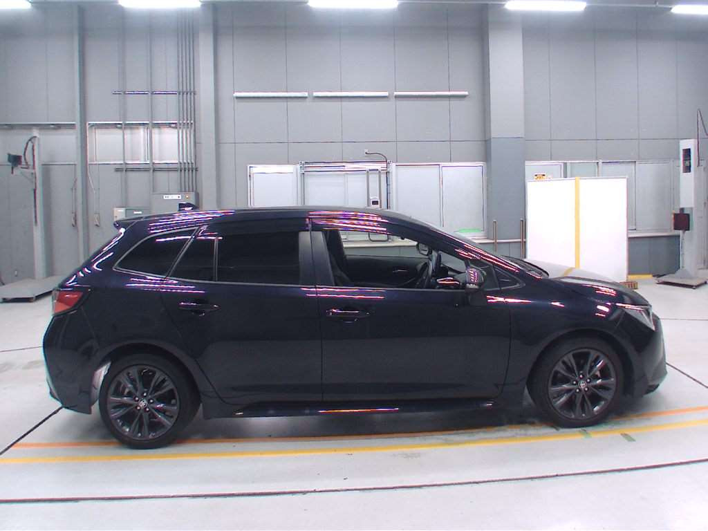 2022 Toyota Corolla Touring Wagon ZWE211W[2]