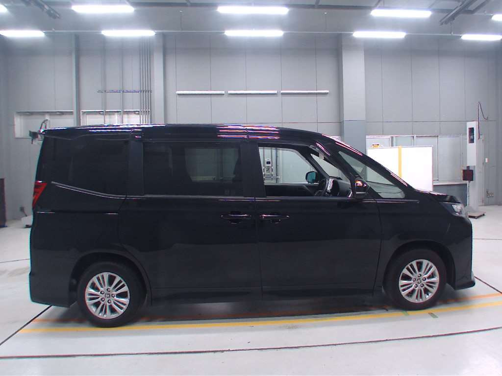 2022 Toyota Noah ZWR90W[2]