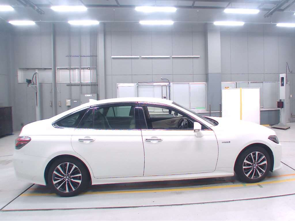 2019 Toyota Crown Hybrid AZSH20[2]