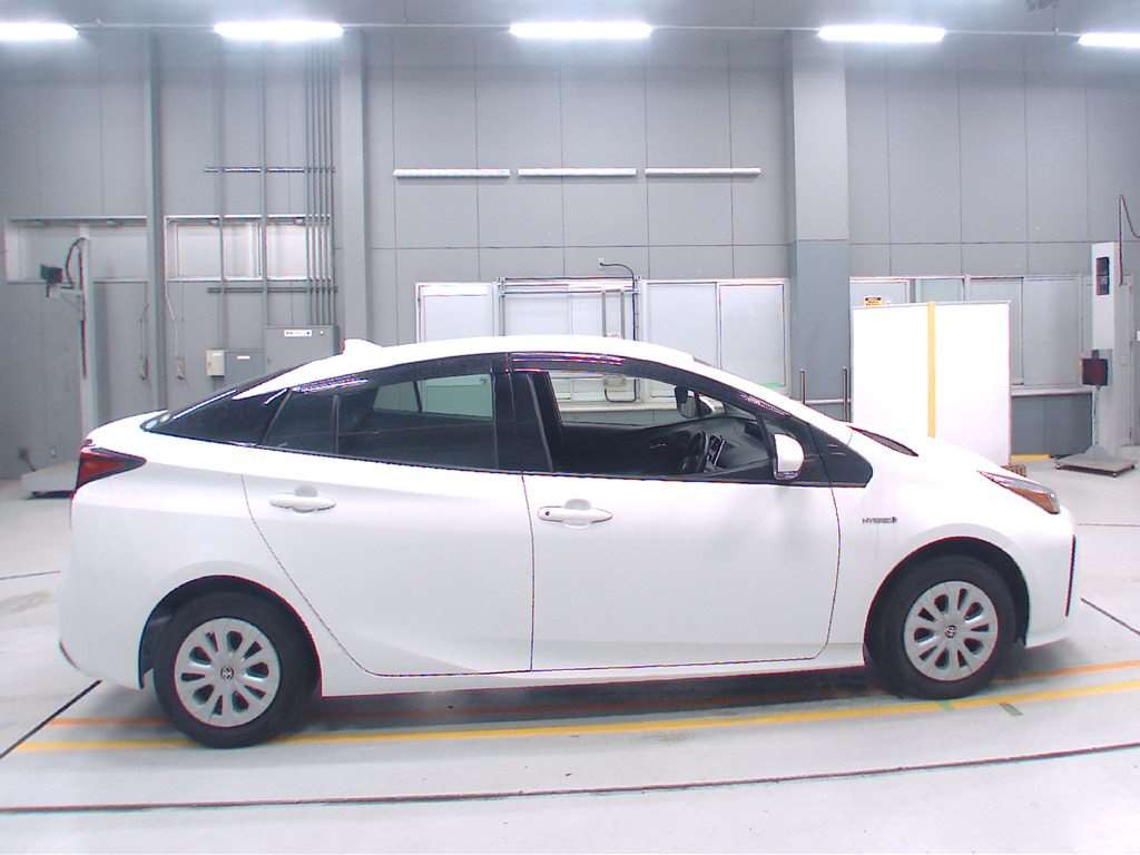 2019 Toyota Prius ZVW55[2]