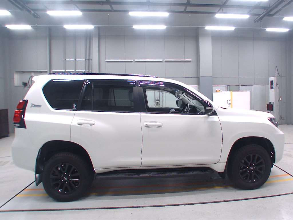 2022 Toyota Land Cruiser Prado TRJ150W[2]