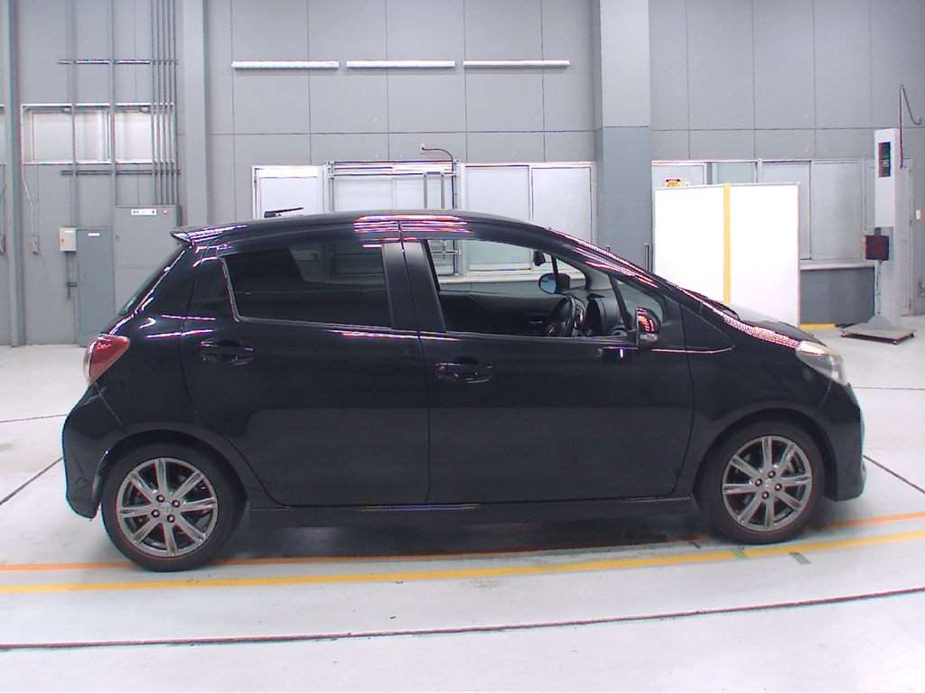 2011 Toyota Vitz NCP131[2]