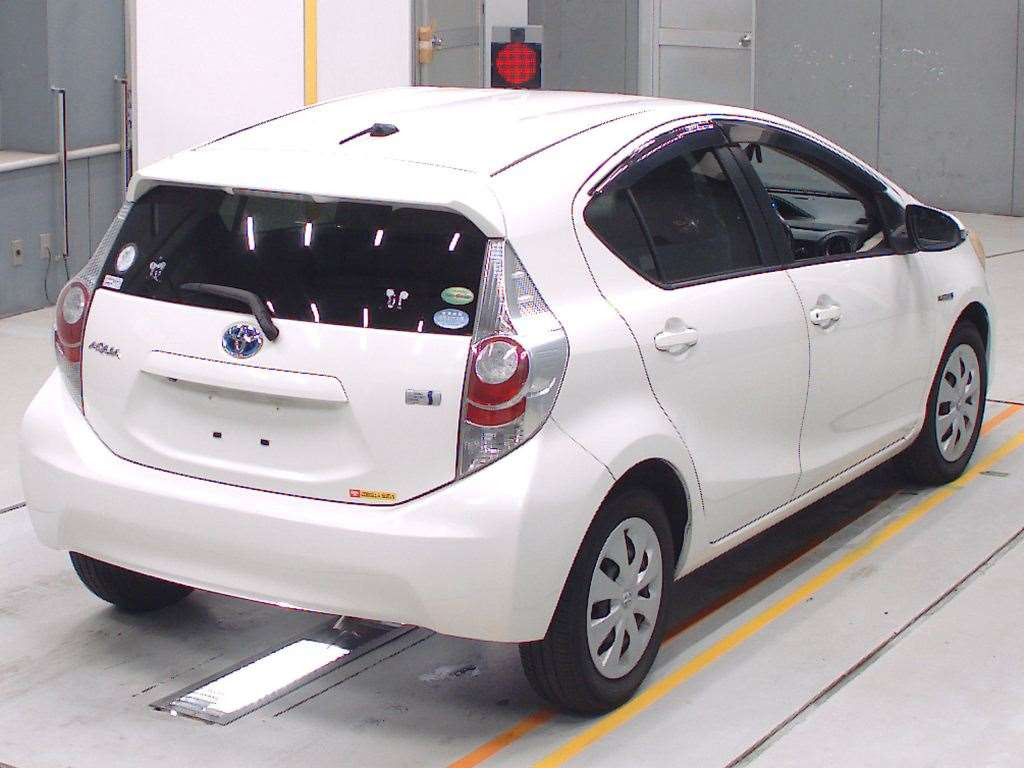 2013 Toyota Aqua NHP10[1]