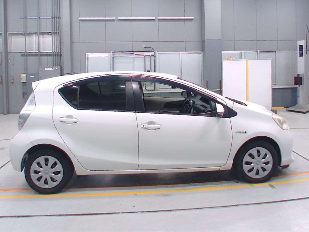 2013 Toyota Aqua NHP10[2]