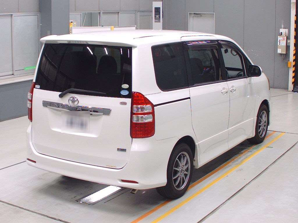 2010 Toyota Noah ZRR70W[1]