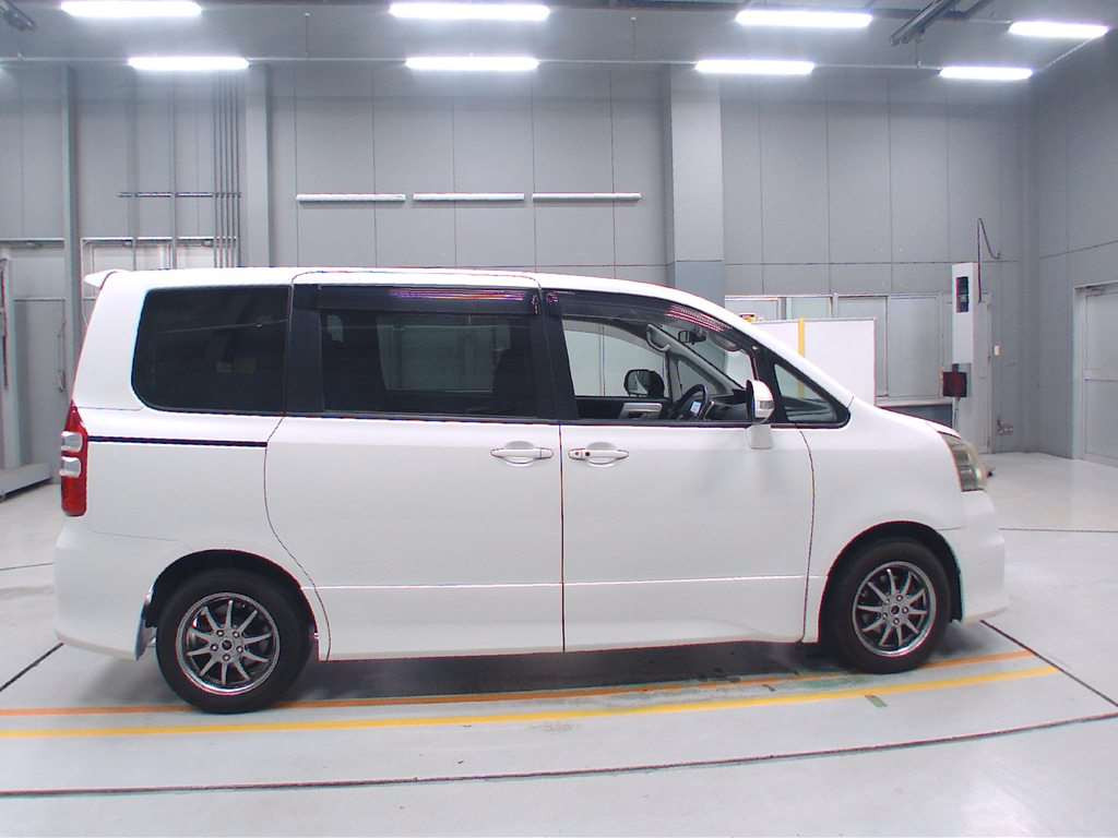 2010 Toyota Noah ZRR70W[2]