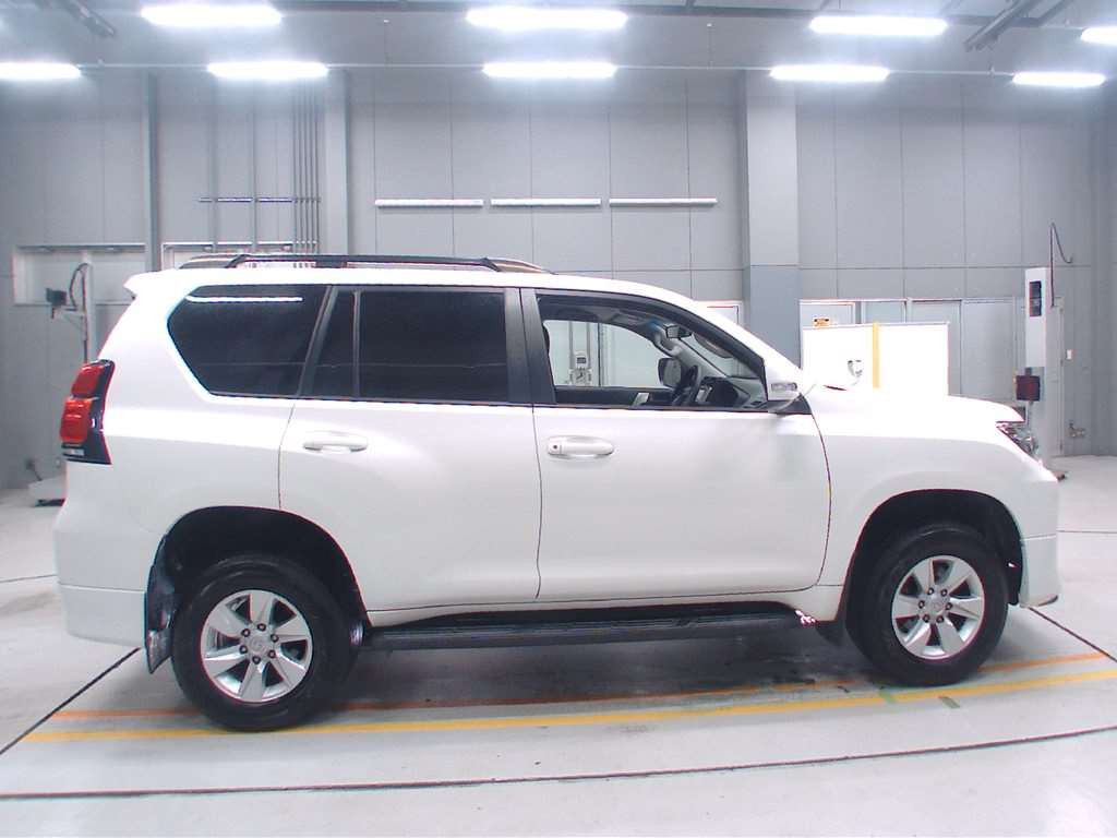 2017 Toyota Land Cruiser Prado TRJ150W[2]