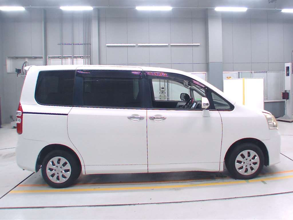 2012 Toyota Noah ZRR70G[2]