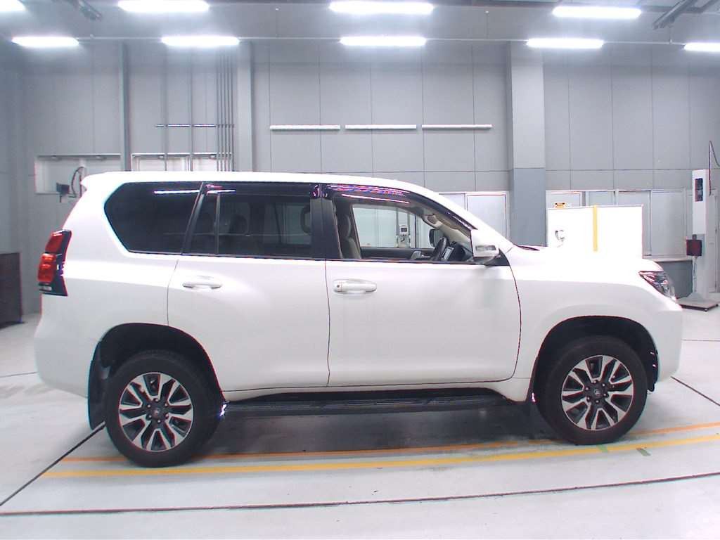 2021 Toyota Land Cruiser Prado TRJ150W[2]