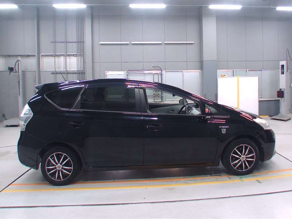 2012 Toyota Prius alpha ZVW41W[2]