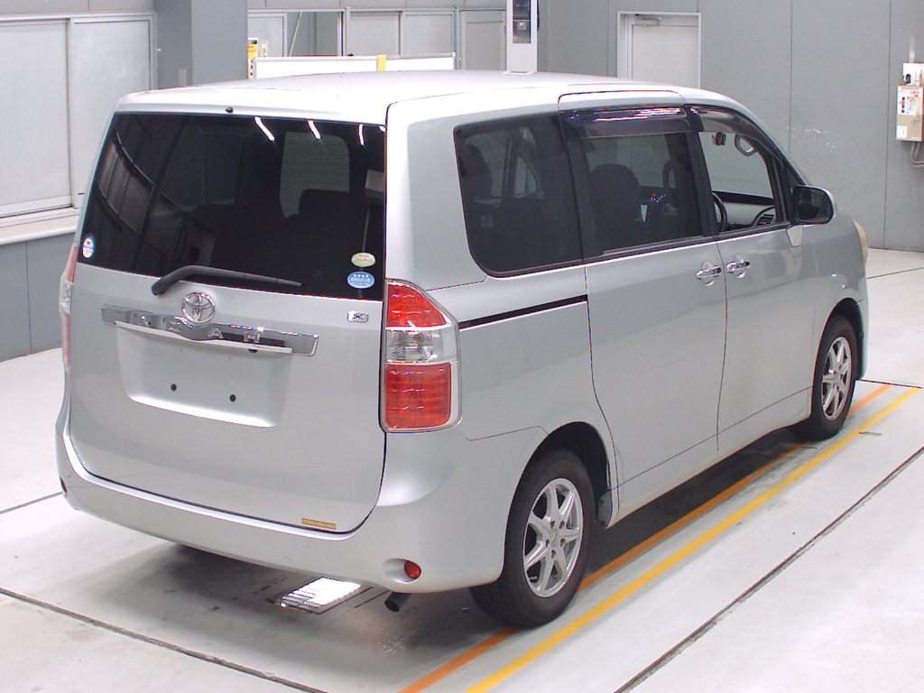 2009 Toyota Noah ZRR70G[1]