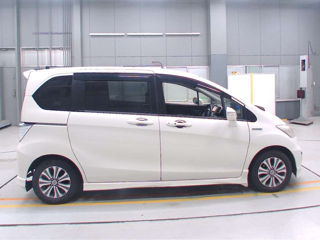 2012 Honda Freed hybrid GP3[2]