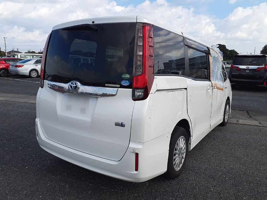 2015 Toyota Noah ZWR80G[1]