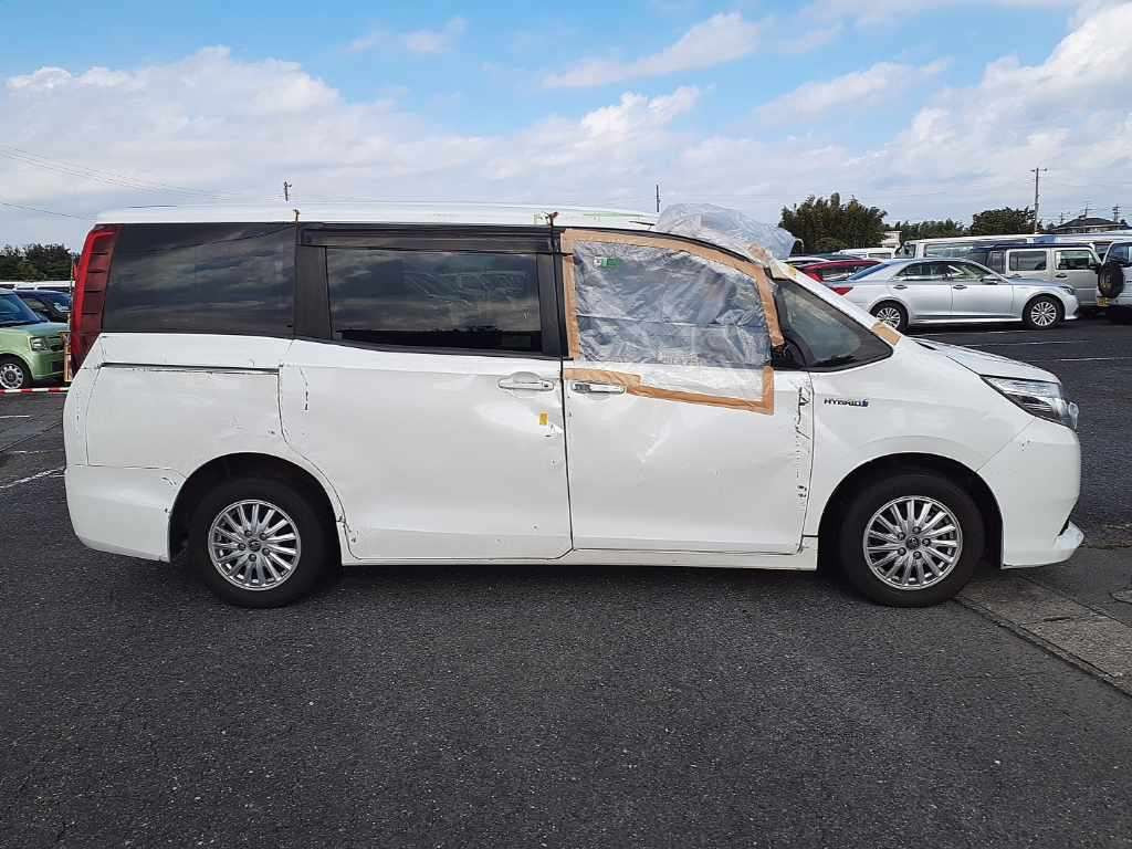 2015 Toyota Noah ZWR80G[2]