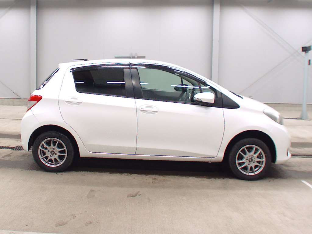 2011 Toyota Vitz NSP135[2]