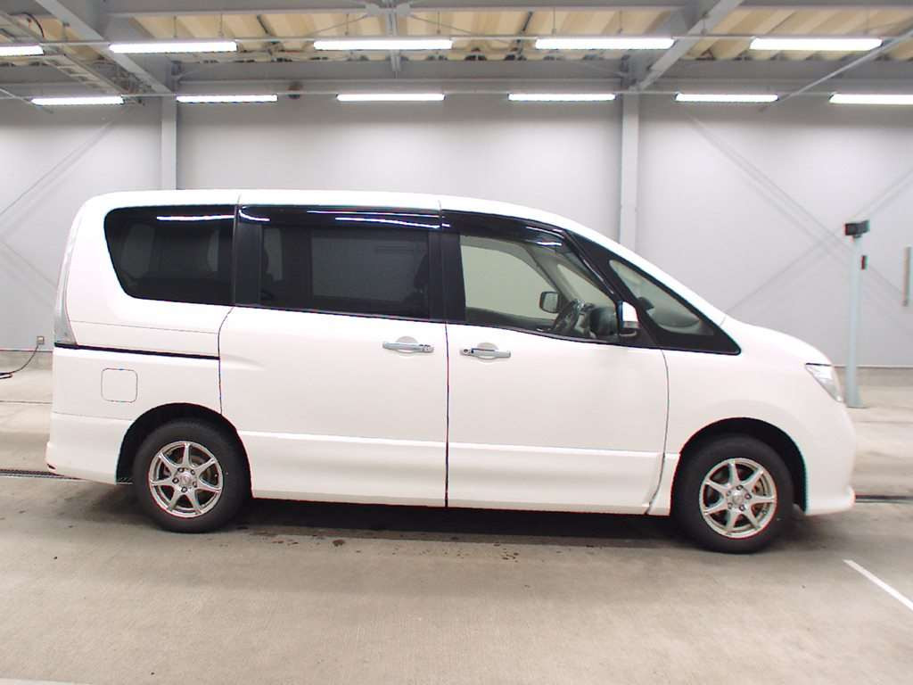 2013 Nissan Serena FNC26[2]