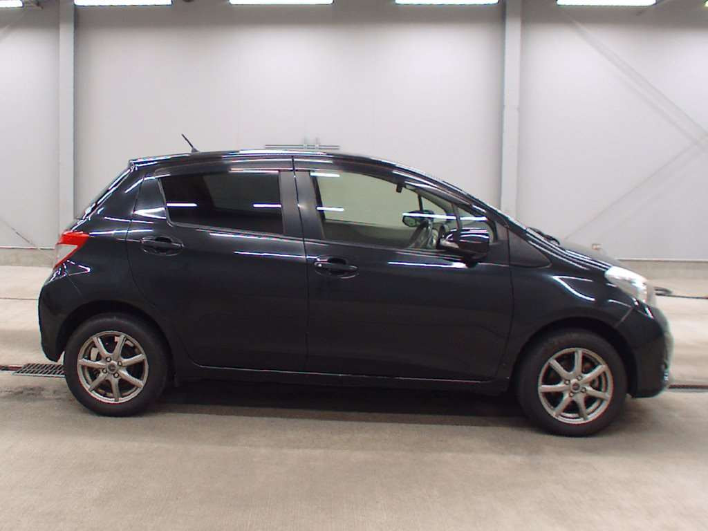 2014 Toyota Vitz NSP135[2]