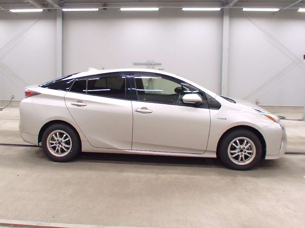 2017 Toyota Prius ZVW55[2]