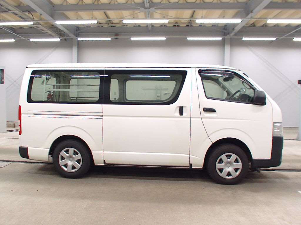 2018 Toyota Hiace Van GDH206V[2]