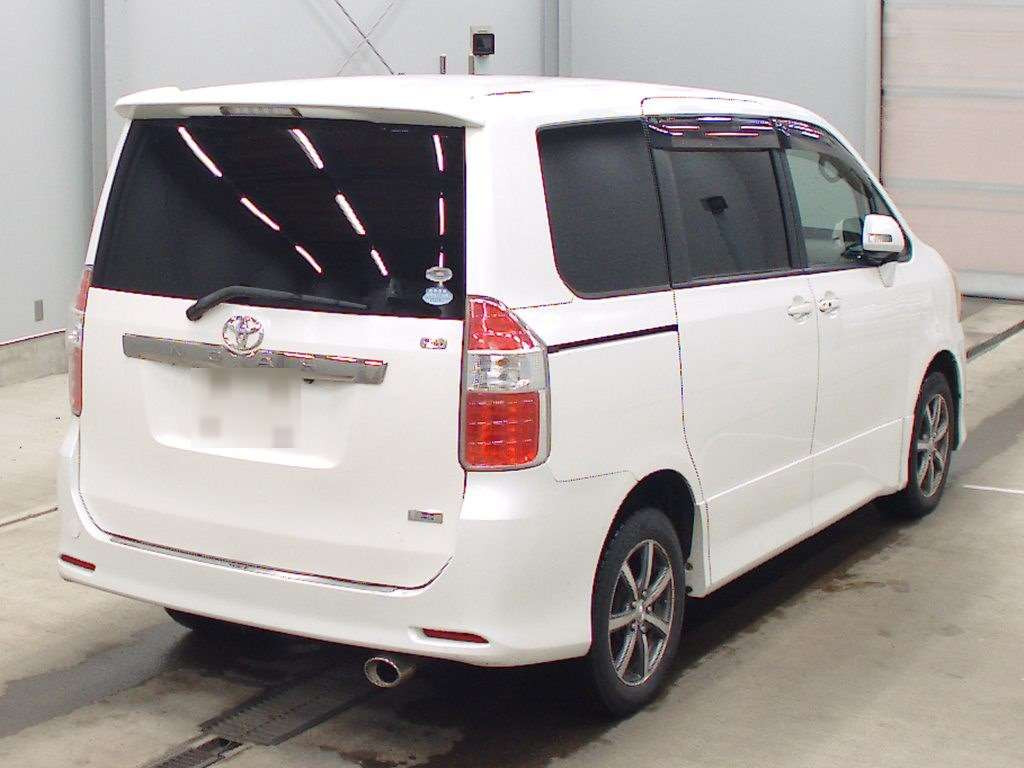 2010 Toyota Noah ZRR75W[1]