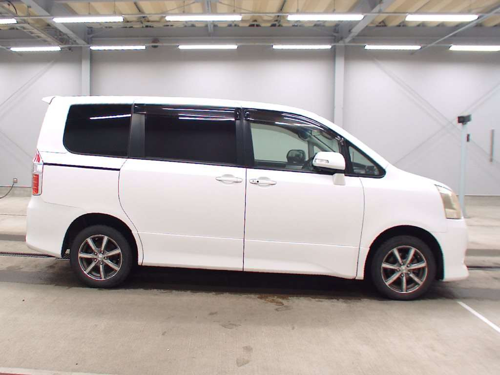 2010 Toyota Noah ZRR75W[2]