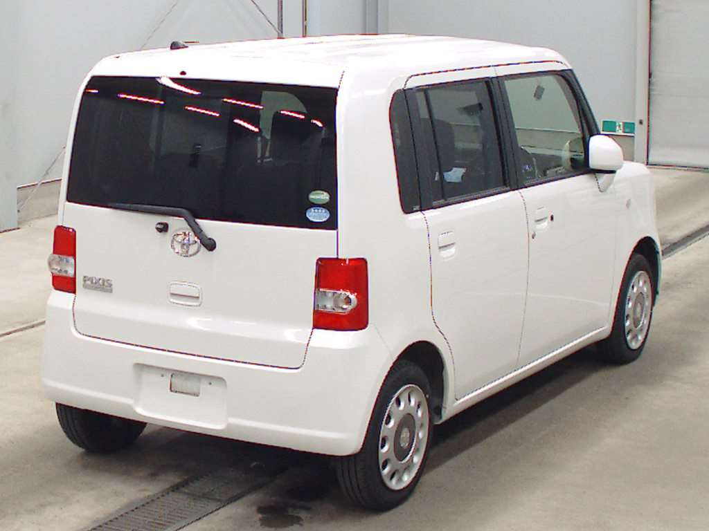 2016 Toyota Pixis Space L585A[1]