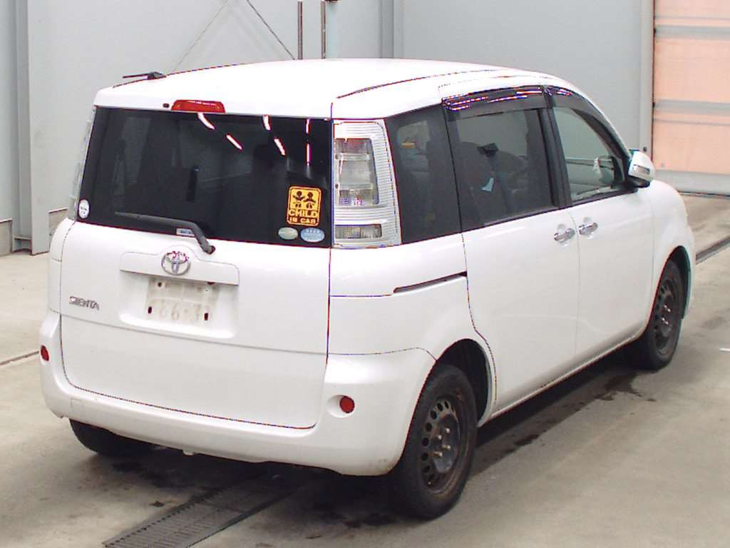 2011 Toyota Sienta NCP81G[1]