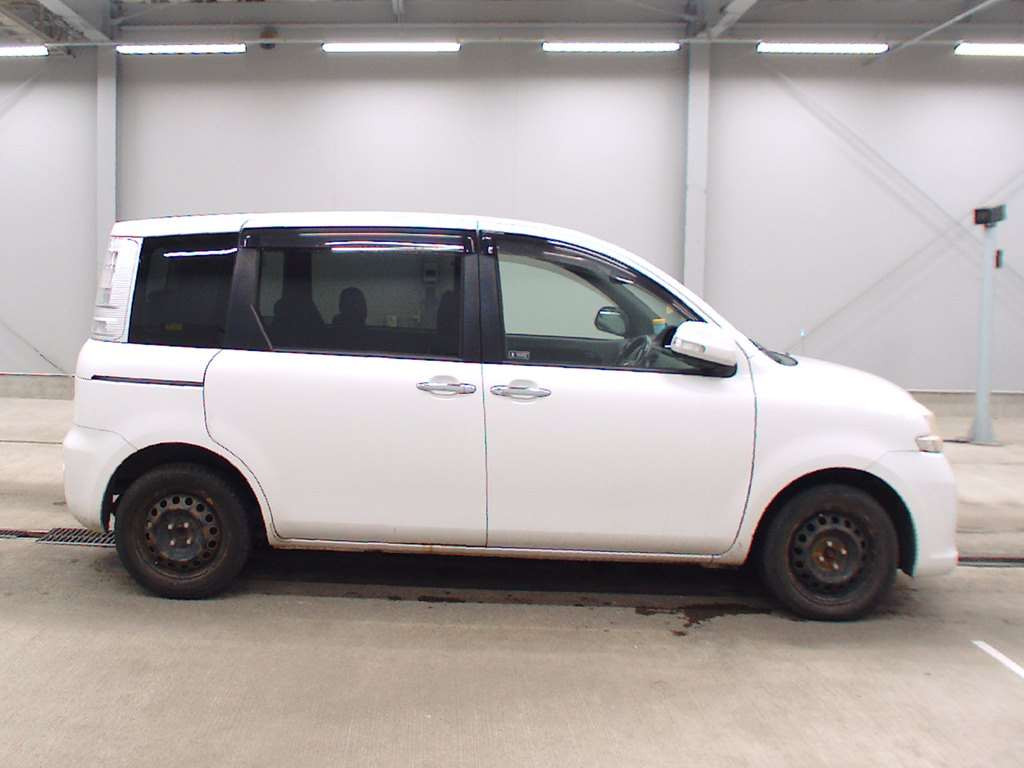 2011 Toyota Sienta NCP81G[2]