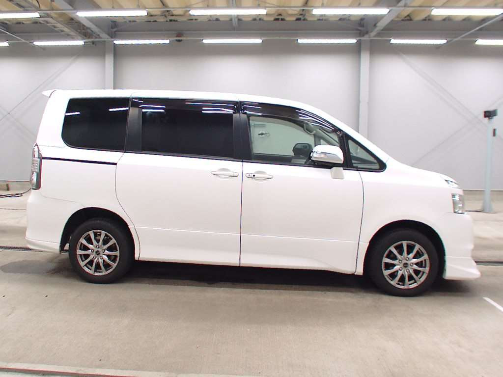 2008 Toyota Voxy ZRR75W[2]