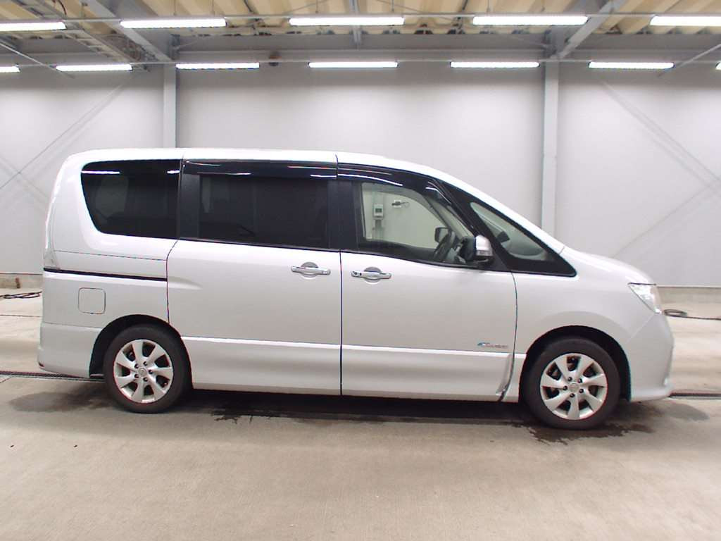 2013 Nissan Serena HFC26[2]