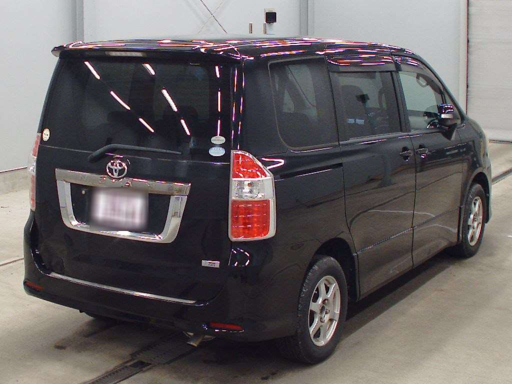 2007 Toyota Noah ZRR75W[1]