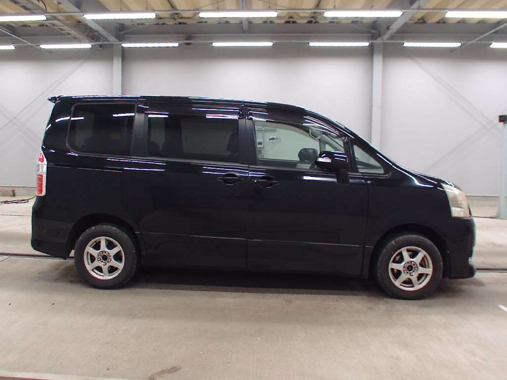 2007 Toyota Noah ZRR75W[2]