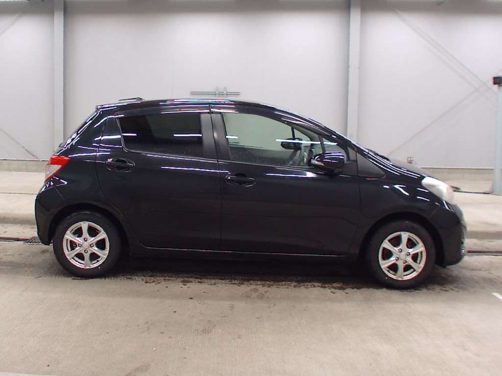 2011 Toyota Vitz NSP130[2]